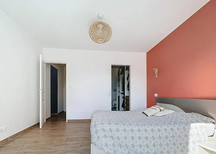 Entre Pyrenees Et Pays Basque * Sauvagnon